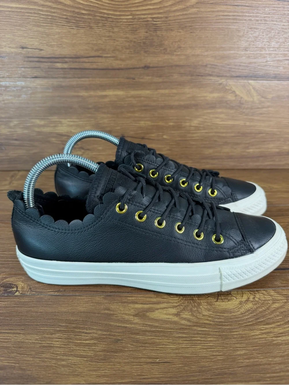 Converse ‘Frilly’ Leather Low Top Sneakers Women’s Size 9 Shoes